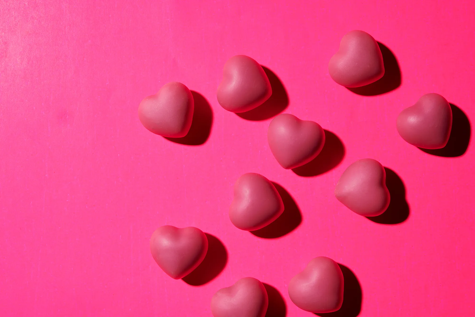 Stimmungsbild: Trüffelherzen Himbeere mit rosa Untergrund